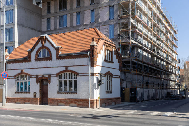 Blok z dziurą na dom. Oto najbardziej kontrowersyjna budowa w Polsce? Kapitanat Garbary w Poznaniu