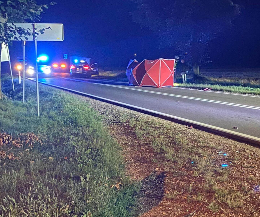 Rogienice Wielkie. Śmiertelny wypadek motorowerzysty na DK 63 [ZDJĘCIA]