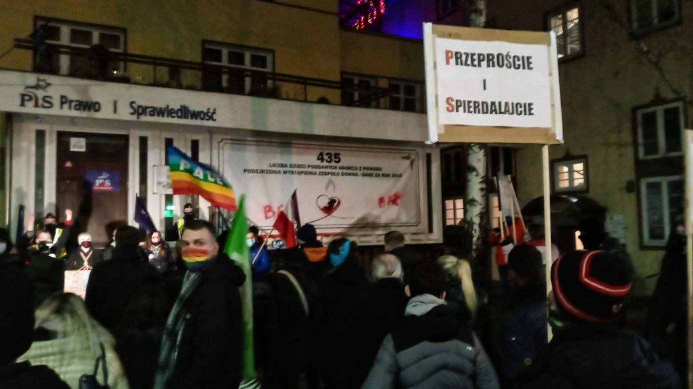 Strajk Kobiet w Szczecinie: Manifestacja pod siedzibą PiS - 27 stycznia 2021 r.