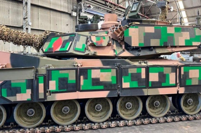 Czołg Abrams w chińskim cyfrowym kamuflażu w hali. O ćwiczeniach armii australijskiej dowiesz się na SE Portal Obronny.