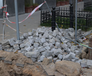 Wielkie wory kostki brukowej w centrum. „Darmowa amunicja dla narodowców”