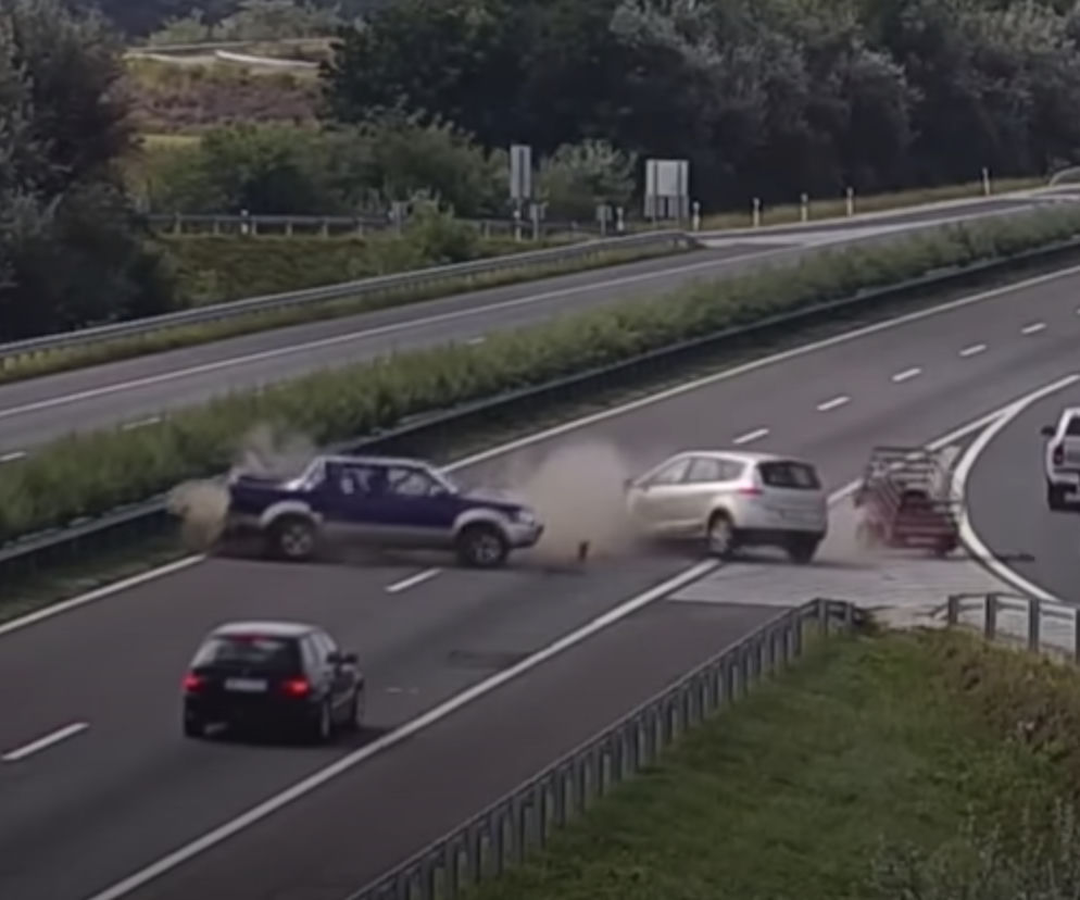 Kierowca Nissana wjechał pod prąd na autostradę