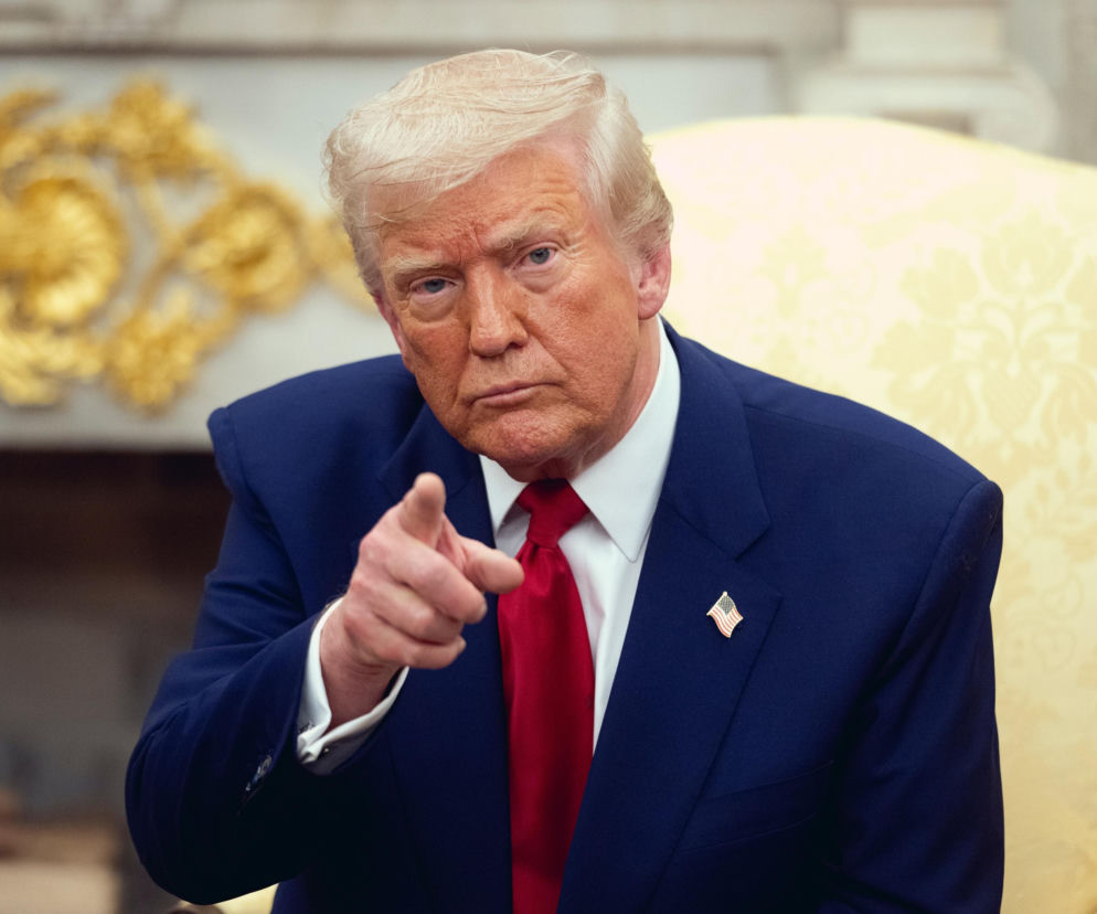 Donald Trump w garniturze celuje palcem w stronę widza. O jego stanowisku w sprawie rakiet Patriot przeczytasz w Eska.