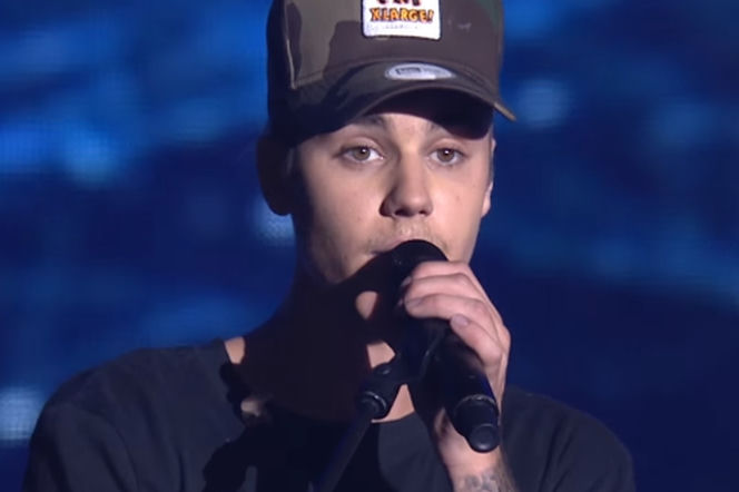 Justin śpiewa