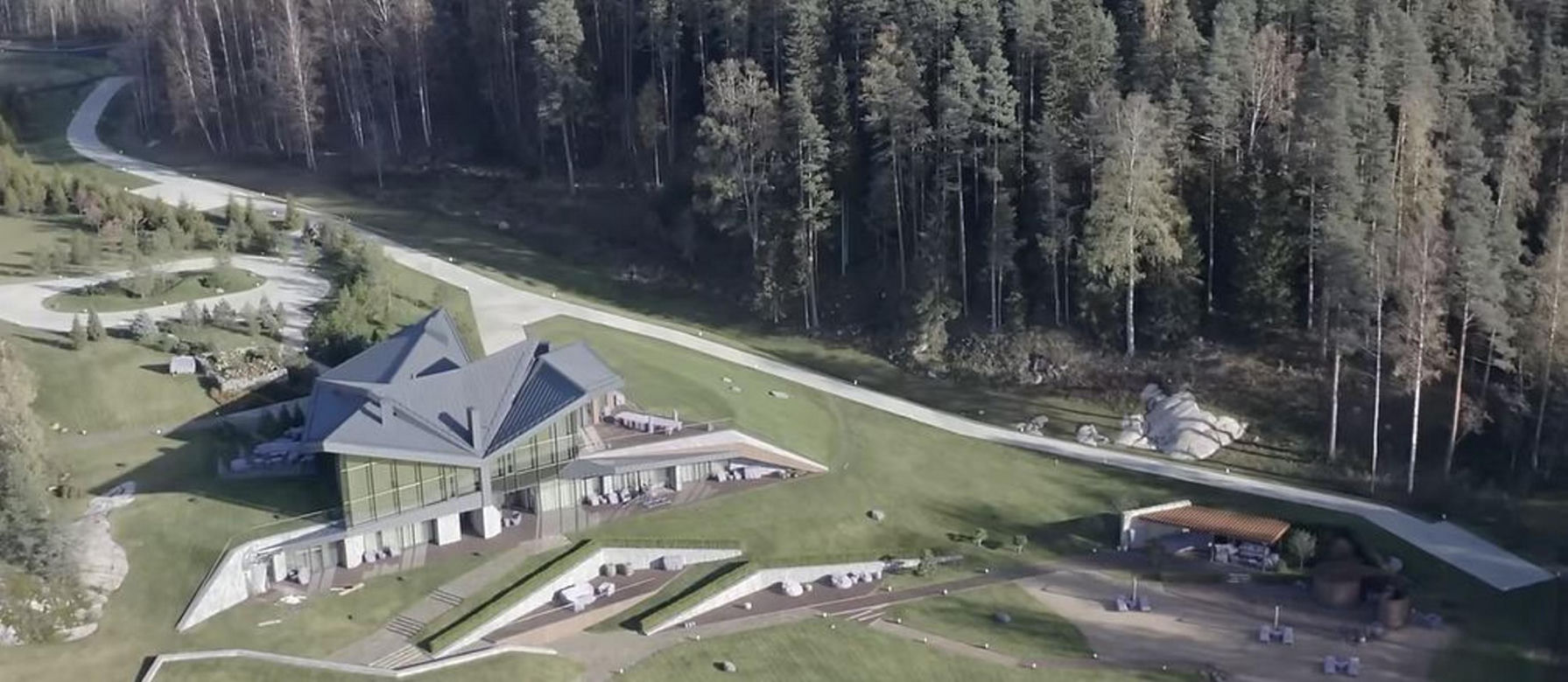 Tak wygląda TAJNA rezydencja Putina. Nakręcili film. Wodospad, krowy na steki, sam luksus!