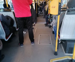 Tłok w autobusach i tramwajach w Warszawie