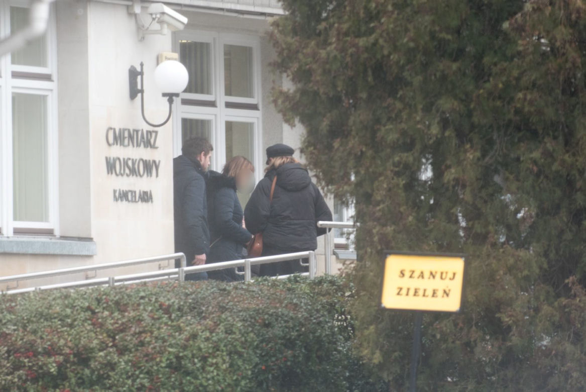 Antek Królikowski z mamą załatwia formalności pogrzebowe