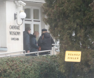 Antek Królikowski z mamą załatwia formalności pogrzebowe