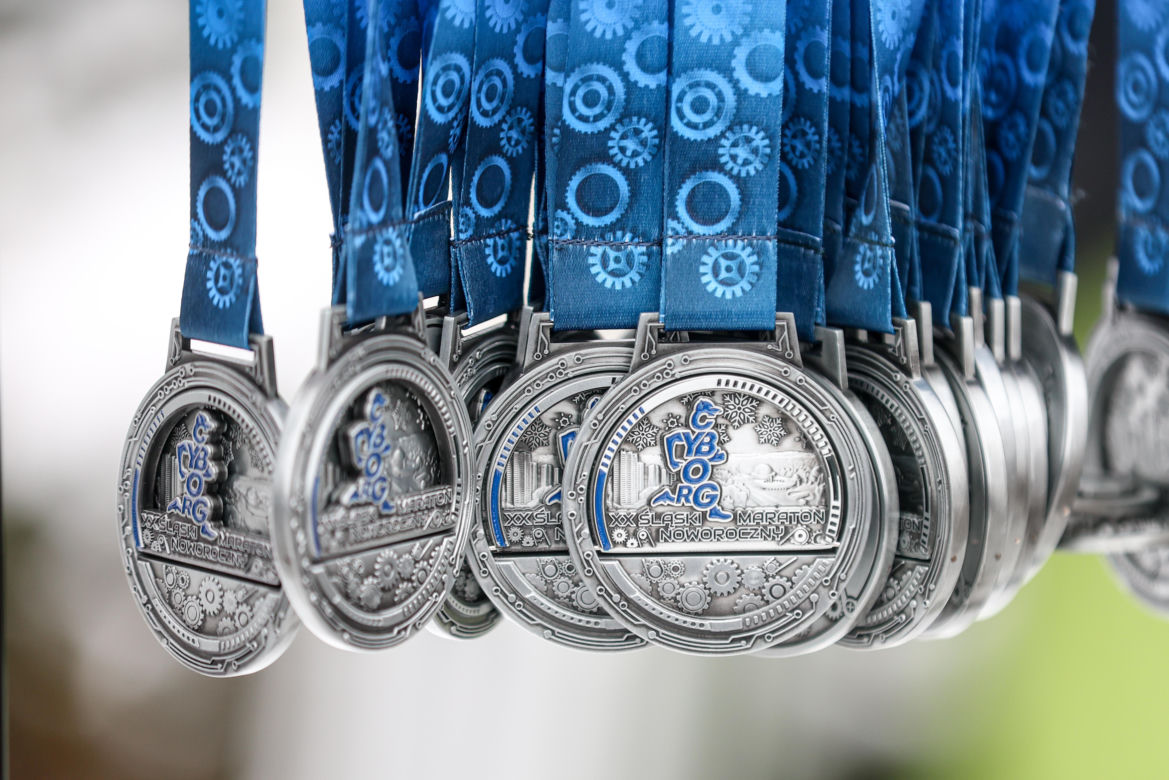 Wystrzał startera zamiast szampana. Tłumy powitały Nowy Rok na XX Śląskim Maratonie Noworocznym Cyborg