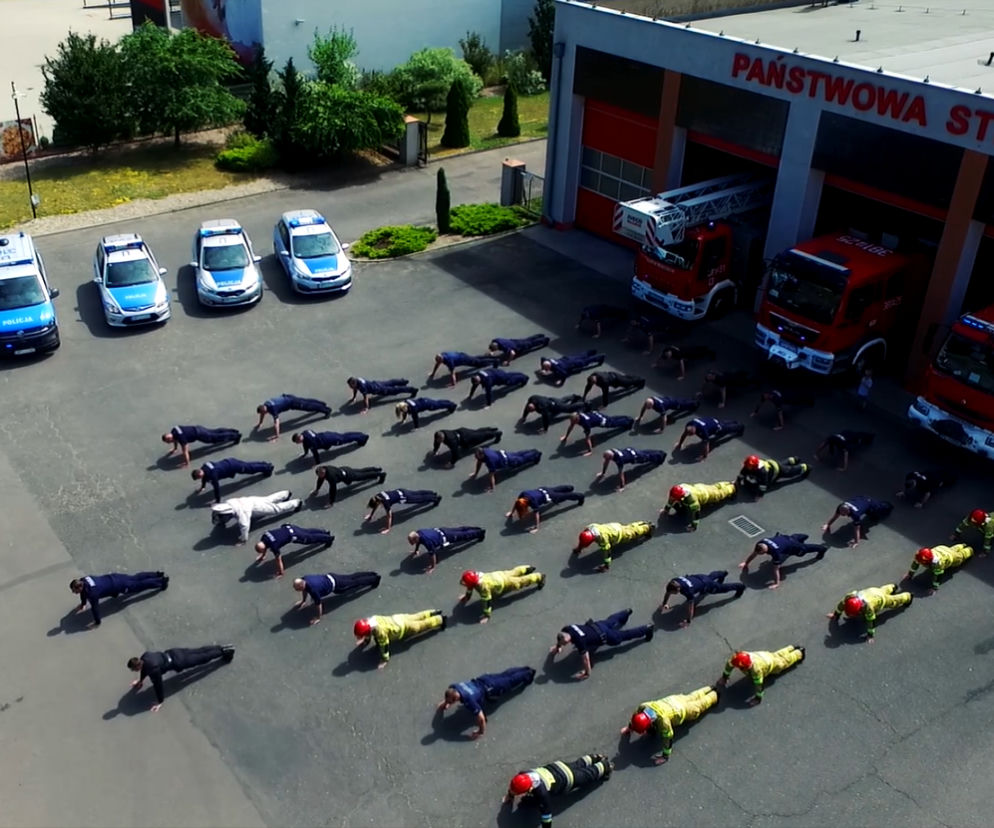 Policjanci i strażacy z Leszna też pompują. Zobacz ich Gaszyn Challenge