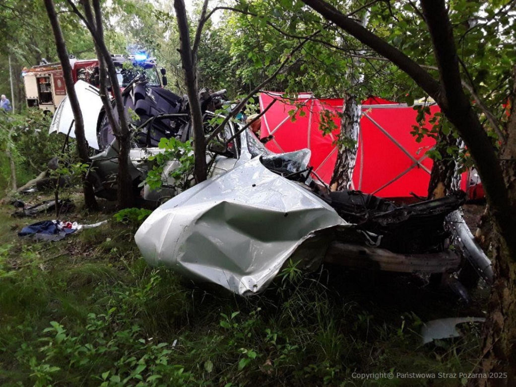 Łódź. Koszmarny wypadek 28-latka na ul. Frezjowej. Z BMW nic nie zostało 