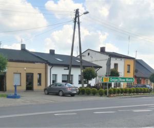 To jedno z najpiękniejszych miast w woj. łódzkim. Rośnie w nim dąb, pod którym miał odpoczywać Napoleon