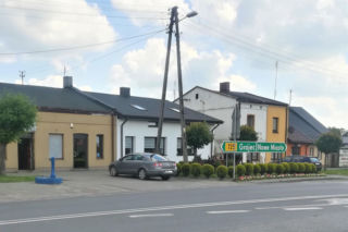 To jedno z najpiękniejszych miast w woj. łódzkim. Rośnie w nim dąb, pod którym miał odpoczywać Napoleon