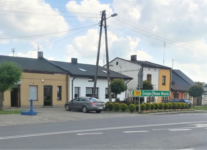 To jedno z najpiękniejszych miast w woj. łódzkim. Rośnie w nim dąb, pod którym miał odpoczywać Napoleon