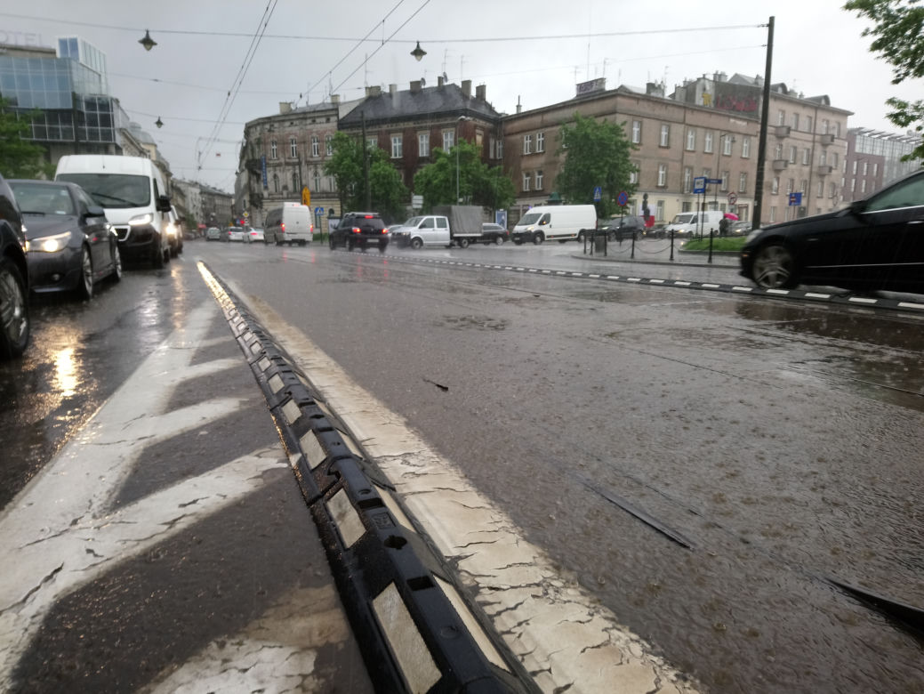 Ulewy w Małopolsce 23.05.2019: Ulice zamieniły się w rwące rzeki, sytuacja jest dramatyczna