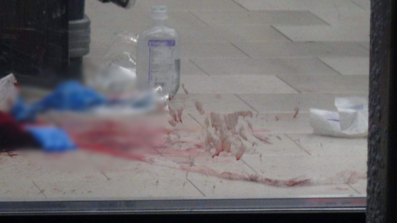 Makabra w Lidlu. Zamaskowany nożownik pociął dwie osoby. Agresor uciekł z miejsca zdarzenia