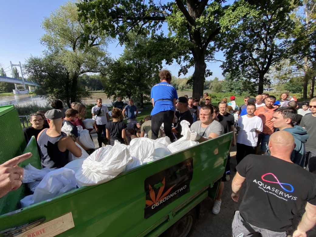  ZOO Wrocław. Umacnianie wałów, układanie worków z piaskiem