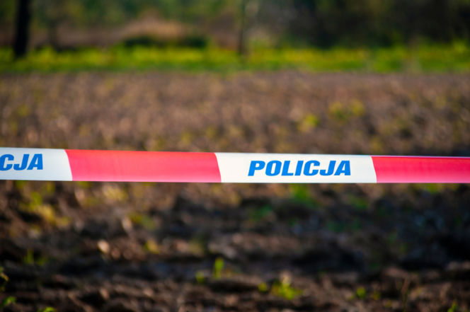 Drzewa zmiażdżyły przyczepę w pod Makowem Mazowieckim. W środku zginął wędkarz