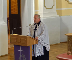 Ustroń: Ks. Piotr Wowry zmarł na koronawirusa. Na pogrzebie żegnały go tłumy