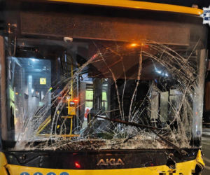 Karambol na Śląsku. Autobus staranował osobówkę i wbił się w śmieciarkę