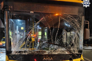 Karambol na Śląsku. Autobus staranował osobówkę i wbił się w śmieciarkę