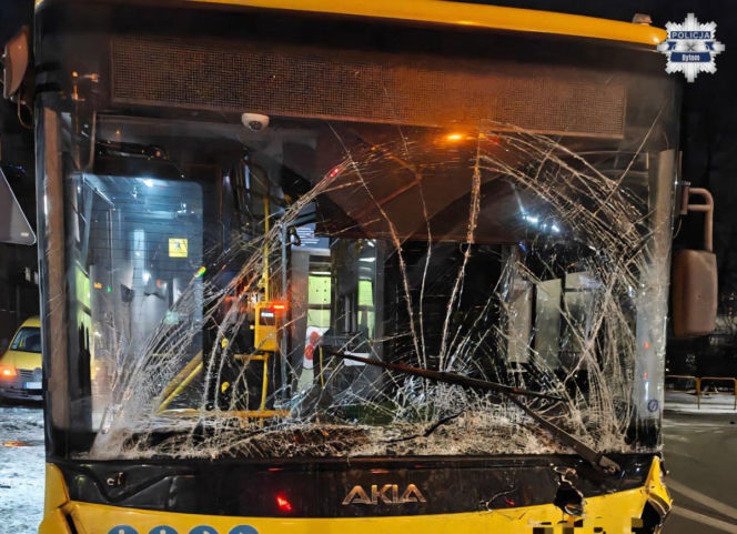 Karambol na Śląsku. Autobus staranował osobówkę i wbił się w śmieciarkę