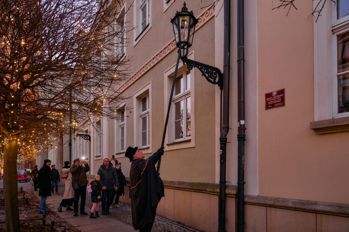 Wrocławski latarnik zapala 99 lamp gazowych