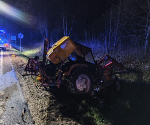 Samochód uderzył w ciągnik z opryskiwaczem. Trzy osoby trafiły do szpitala
