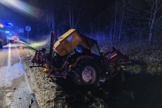 Samochód uderzył w ciągnik z opryskiwaczem. Trzy osoby trafiły do szpitala
