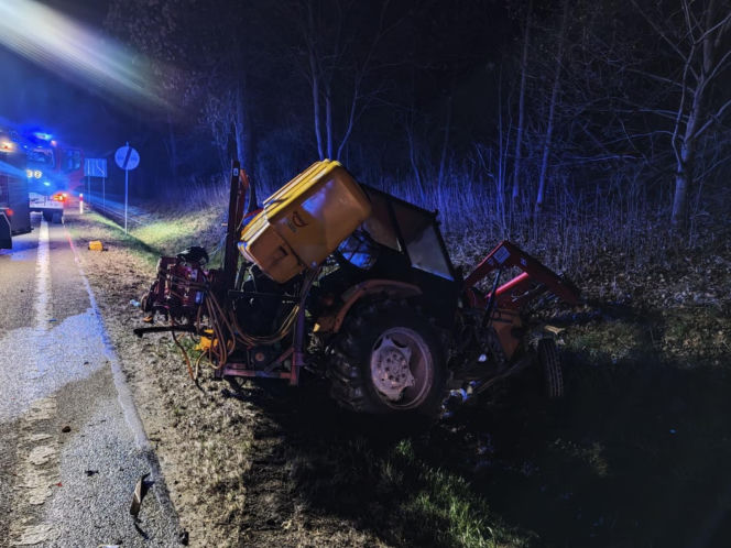 Samochód uderzył w ciągnik z opryskiwaczem. Trzy osoby trafiły do szpitala
