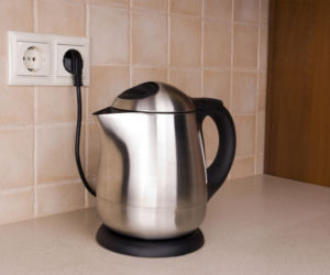 Pokrój na plasterki i wrzuć do czajnika z gorącą wodą. Kamień odpadnie płatami, a herbatka będzie smaczniejsza niż kiedykolwiek. Czyszczenie czajnika z kamienia