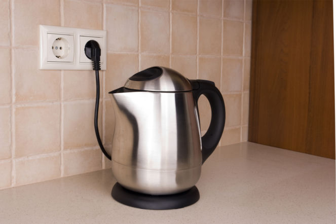 Pokrój na plasterki i wrzuć do czajnika z gorącą wodą. Kamień odpadnie płatami, a herbatka będzie smaczniejsza niż kiedykolwiek. Czyszczenie czajnika z kamienia