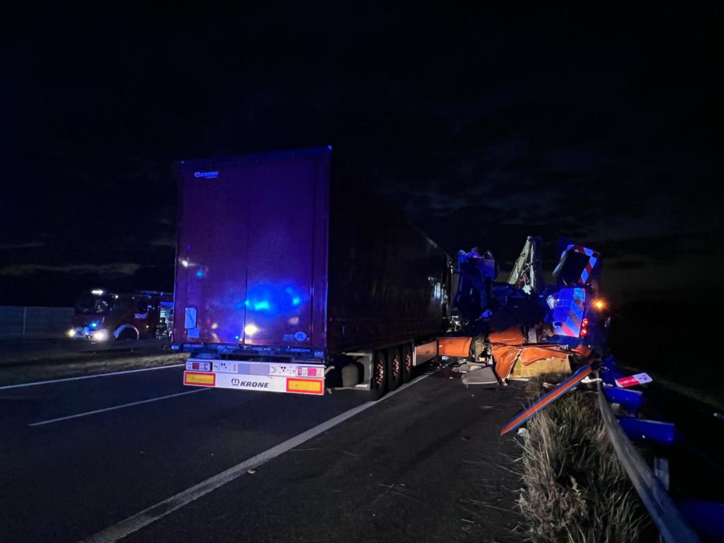 Śmiertelny wypadek na A1 pod Zgierzem. Zderzyły się trzy pojazdy, w tym dwa tiry [ZDJĘCIA].