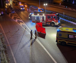 Na autostradzie A2 między węzłem Pruszków a węzłem Grodzisk Mazowiecki samochód osobowy potracił pieszego