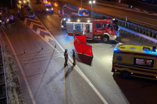 Na autostradzie A2 między węzłem Pruszków a węzłem Grodzisk Mazowiecki samochód osobowy potracił pieszego