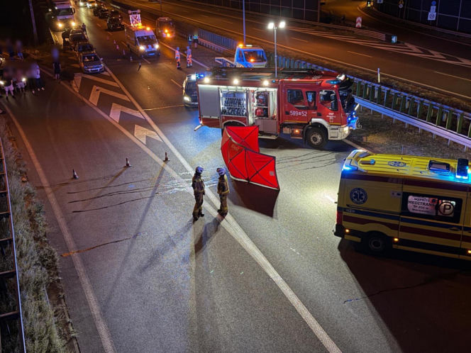 Na autostradzie A2 między węzłem Pruszków a węzłem Grodzisk Mazowiecki samochód osobowy potracił pieszego