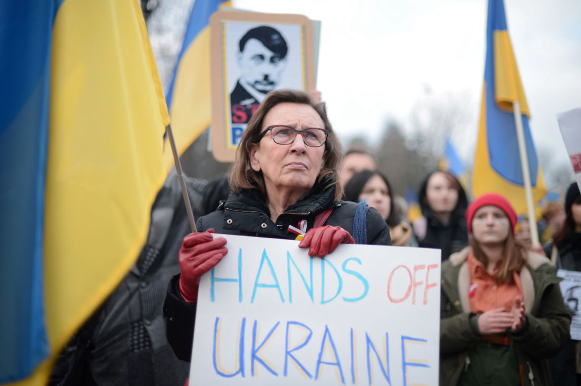Warszawa solidarna z Ukrainą. Trwa manifestacja "Nigdy więcej wojny"