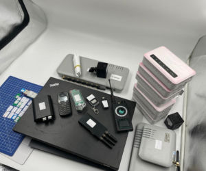 Policja zatrzymała trzech Ukraińców z zaawansowanym sprzętem szpiegowskim! Twierdzili, że podróżują po Europie