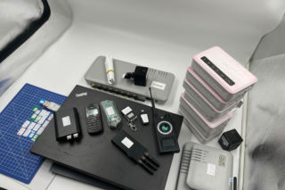 Policja zatrzymała trzech Ukraińców z zaawansowanym sprzętem szpiegowskim! Twierdzili, że podróżują po Europie