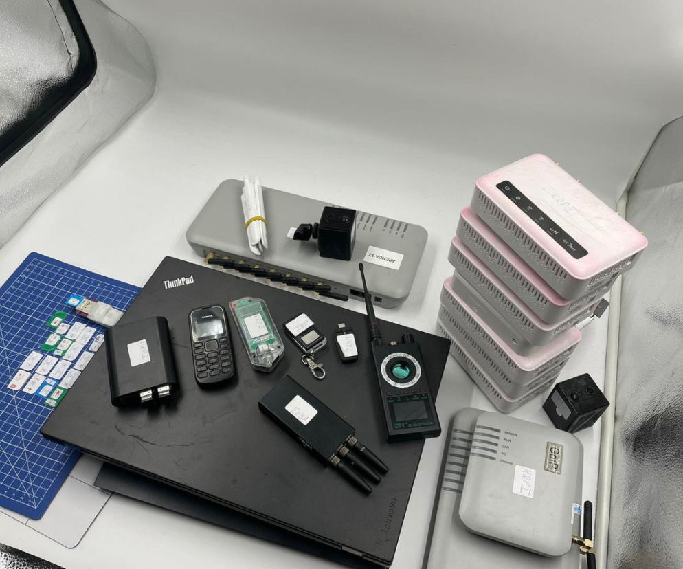 Policja zatrzymała trzech Ukraińców z zaawansowanym sprzętem szpiegowskim! Twierdzili, że podróżują po Europie