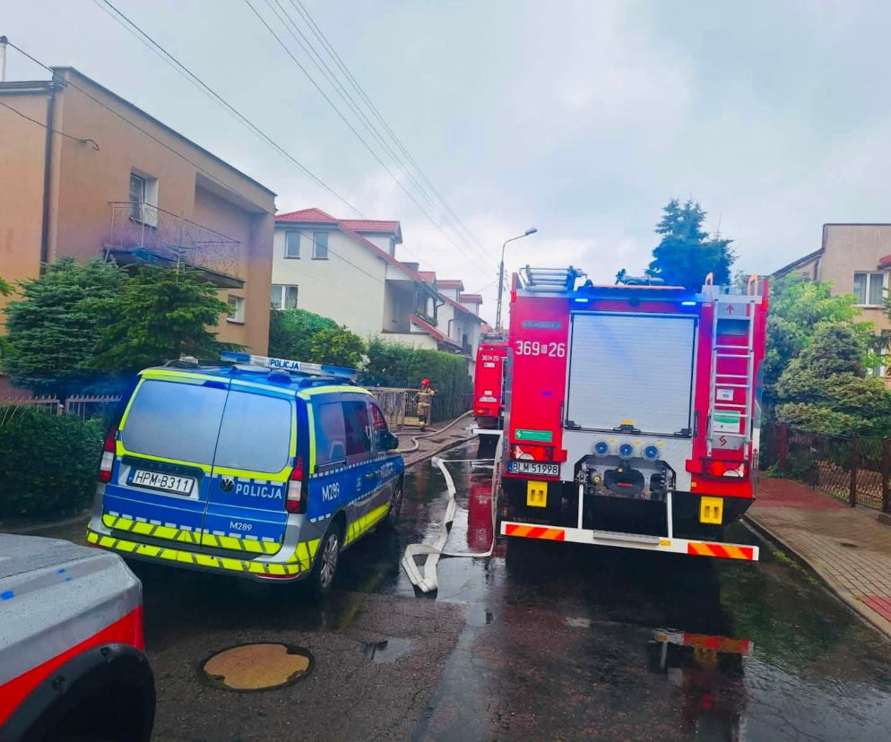 Wozy strażackie i policja na ulicy Chętnika. O pożarze domu w Łomży przeczytasz na Eska Łomża.