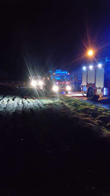 Tczów: Doszczętnie spalony samochód w garażu