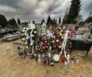 Dwa gołębie na grobie zamordowanych przez córkę rodziców. Ten znak poruszył Ostródę