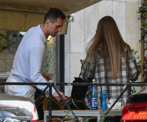 Arkadiusz Milik relaksuje się po rajdzie po Warszawie. Piękna towarzyszka z nim