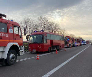 wypadek autokaru z uchodźcami