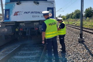 Tragedia na torach w Kutnie. Młody mężczyzna przechodził przez tory, zabił go pociąg