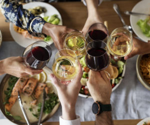 Czerwone czy białe wino? Która opcja bardziej sprzyja zdrowiu