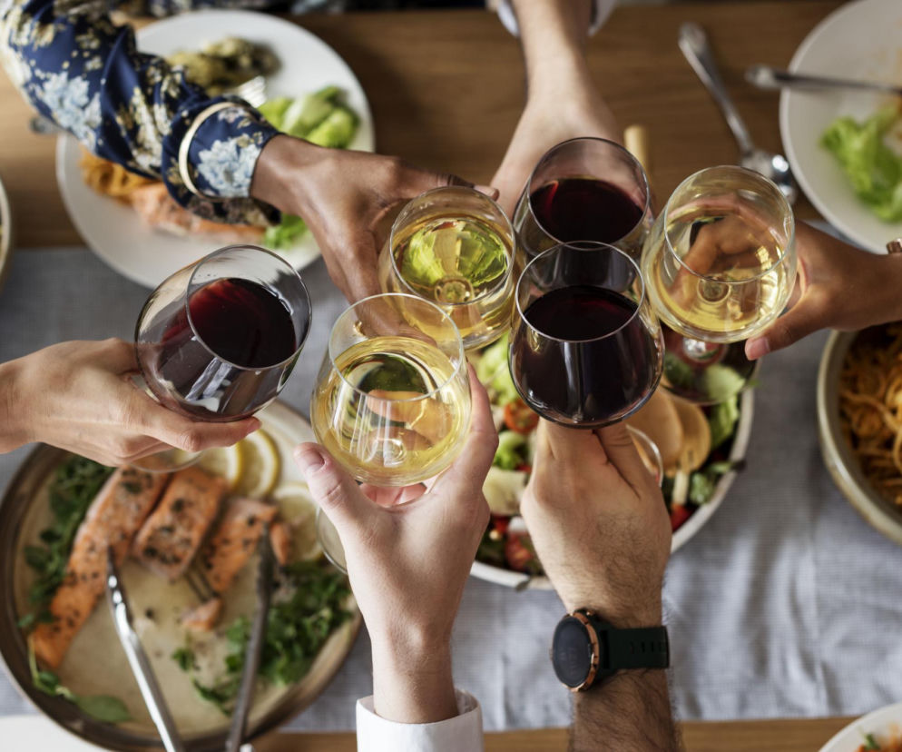 Czerwone czy białe wino? Która opcja bardziej sprzyja zdrowiu