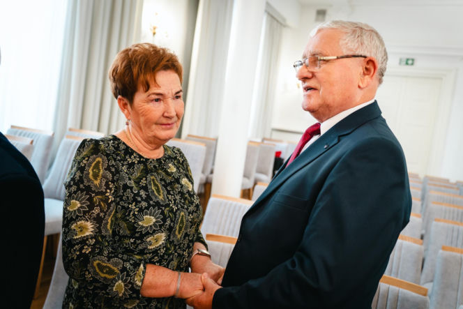 Złoty Gody par małżeńskich w Siedlcach - wręczenie pamiątkowych medali