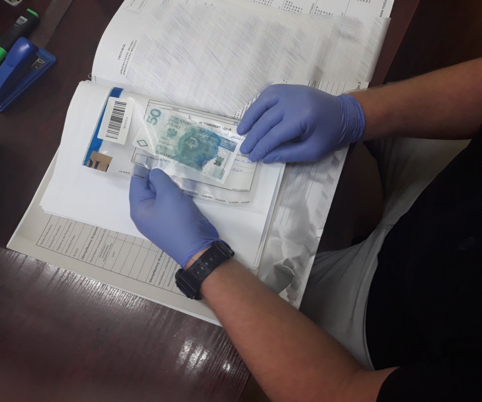 Rypin: Płacił fałszywym banknotem 50 zł. Grozi mu nawet 10 lat WIĘZIENIA!